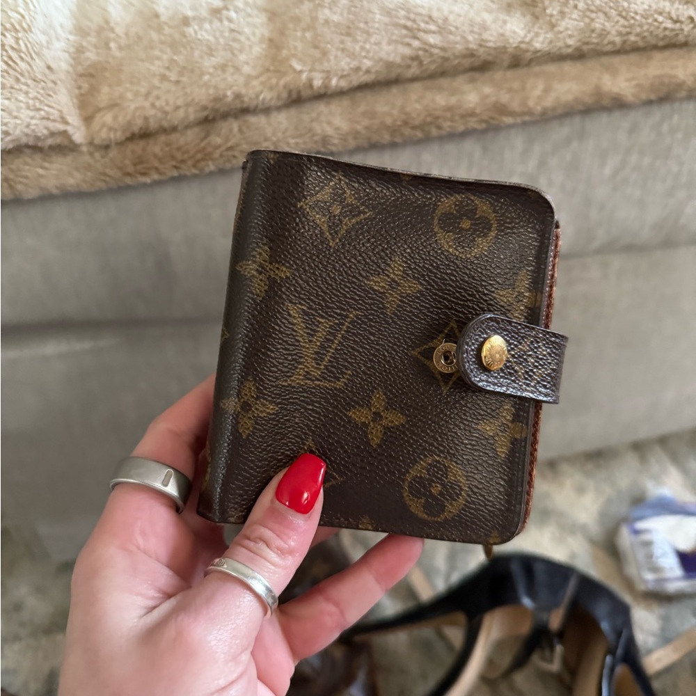 Authentic Louis Vuitton Monogram
Partition Pouch Wristlet Bag M51901 Used